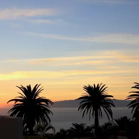 Villa Detached With Garden, Heated And Private Pool, Sea View, Parking Free
