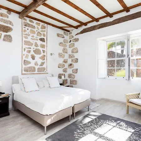 Detached With Garden, Heated And Private Pool, Sea View, Parking Free Villa