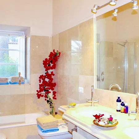 Detached With Garden, Heated And Private Pool, Sea View, Parking Free