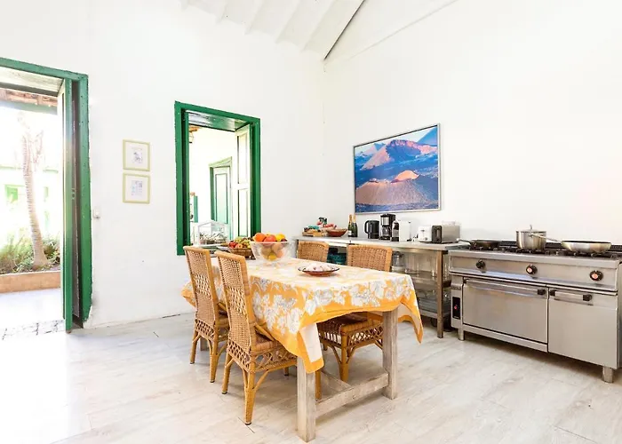 Villa Detached With Garden, Heated And Private Pool, Sea View, Parking Free