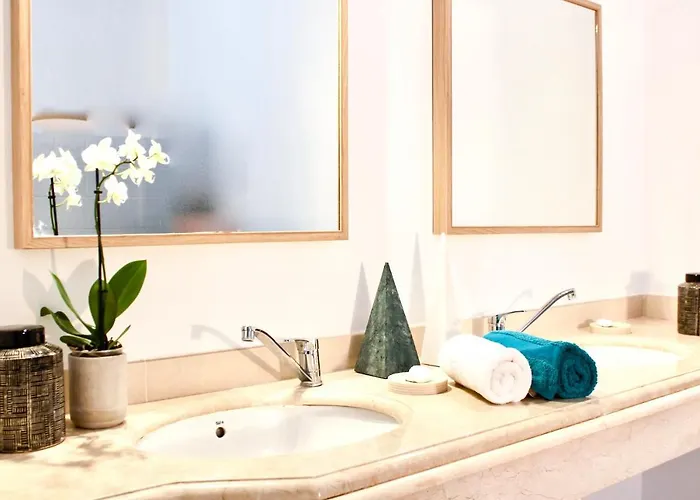 Detached With Garden, Heated And Private Pool, Sea View, Parking Free Villa