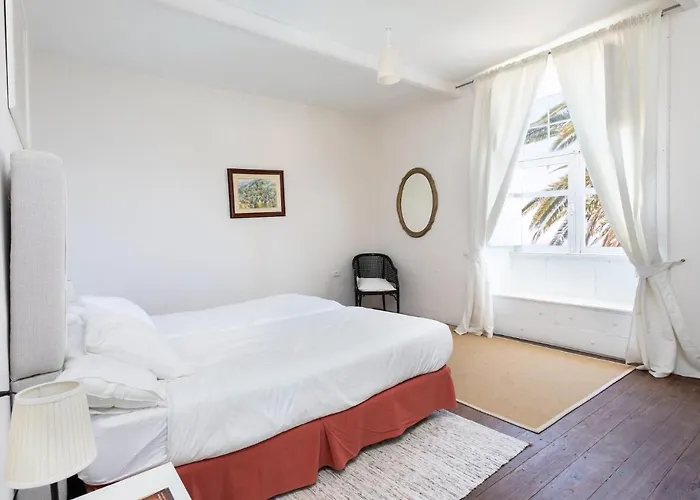 Detached With Garden, Heated And Private Pool, Sea View, Parking Free