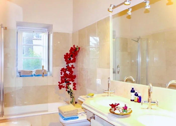 Detached With Garden, Heated And Private Pool, Sea View, Parking Free