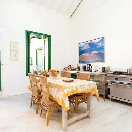Villa Detached With Garden, Heated And Private Pool, Sea View, Parking Free