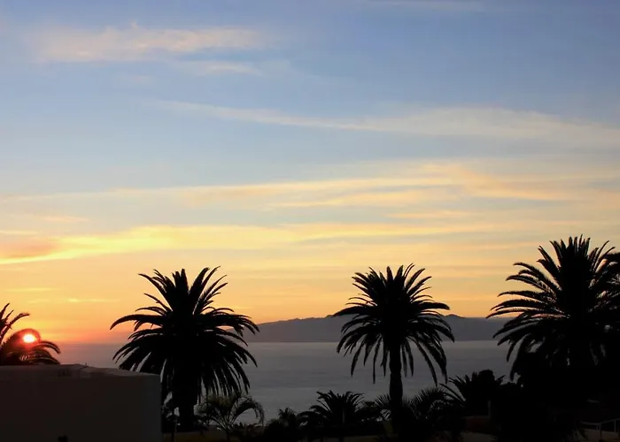 Villa Detached With Garden, Heated And Private Pool, Sea View, Parking Free